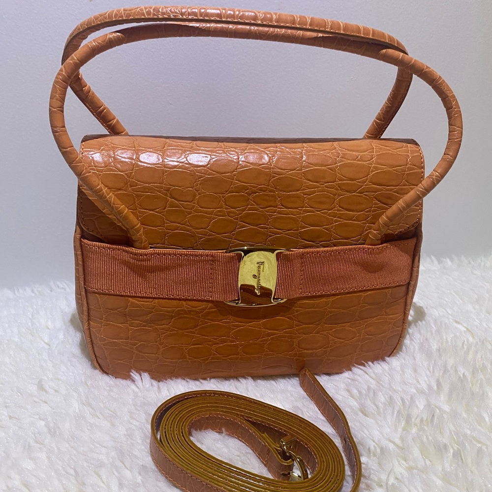 ✅💯 Authentic Salvatore Ferragamo 
crocodile embossed removable crossbody Strap.